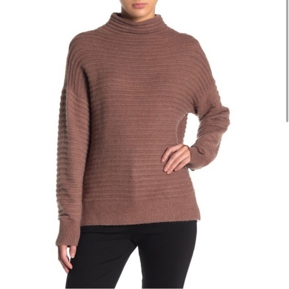 Melloday mock neck ribbed fuzzy sweater. Creamy light pink size M - Picture 2 of 9